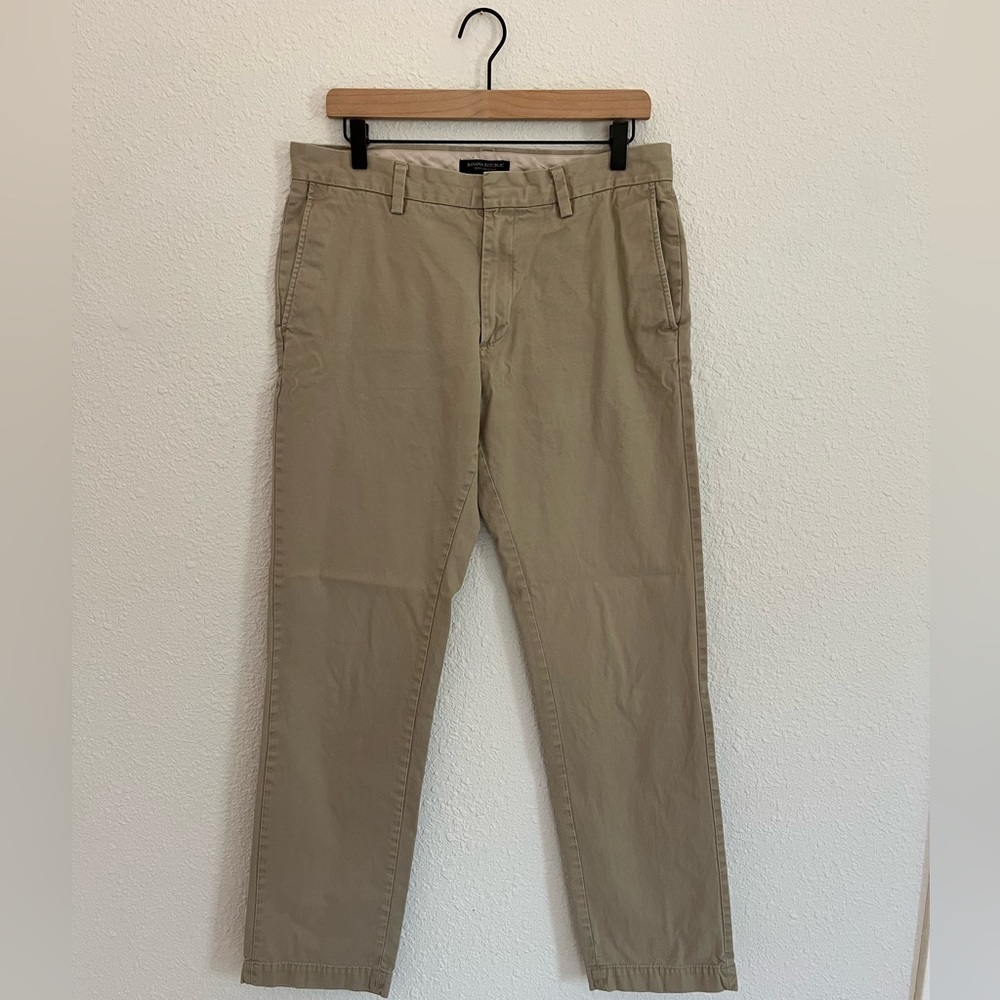 Banana Republic Chino Pants | Khaki | 32x34 | Lightly Worn